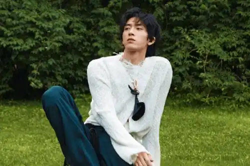 原创 有种"吸烟"叫井柏然,31岁叼烟姿势被猛夸,文艺范好评如潮