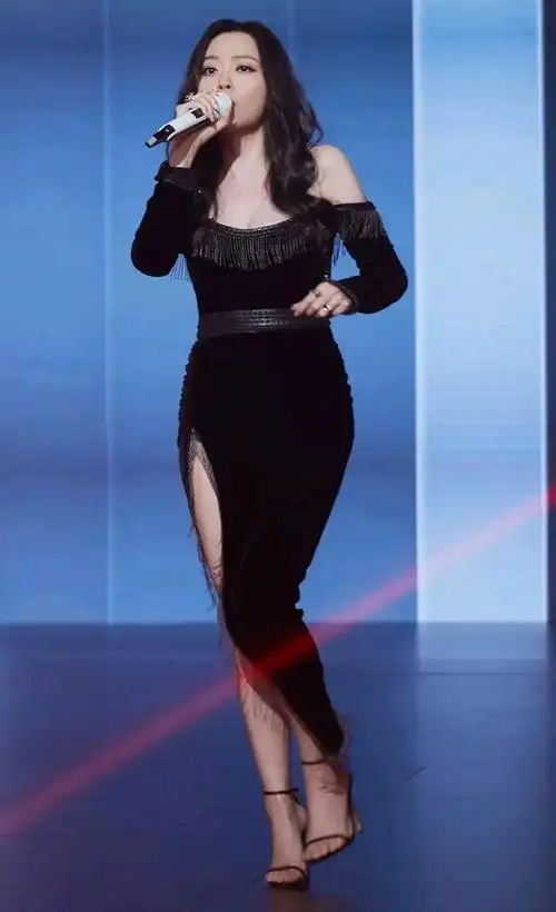 张靓颖身穿一袭黑色低胸礼裙尽显妙曼身材