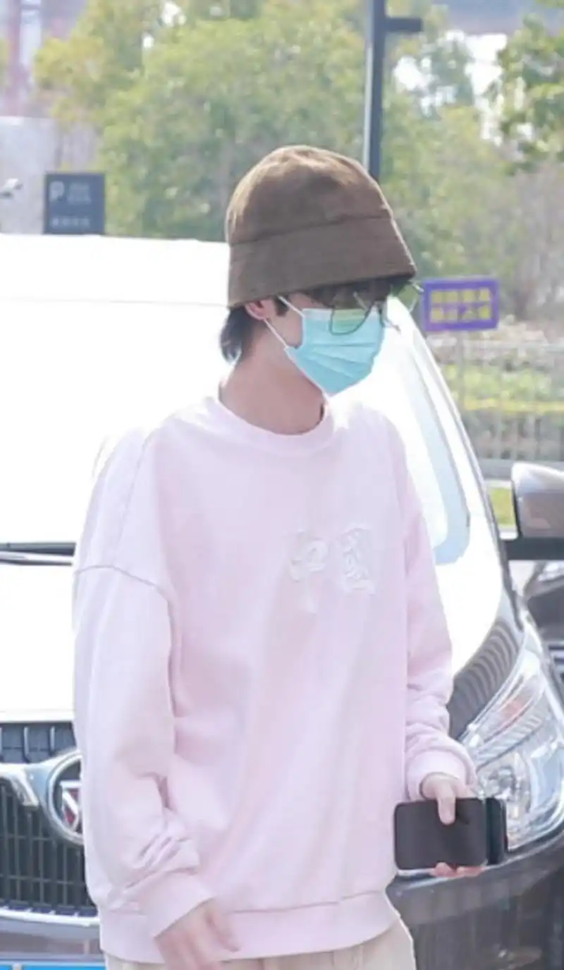 组图:精致boy!华晨宇上班路上戴着口罩敷面膜