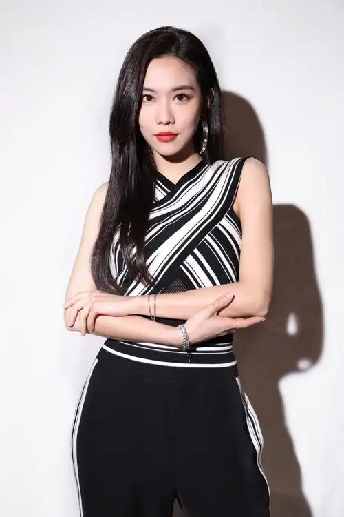 前韩国女子组合missa成员热播选秀综艺以团之名导师人气偶像王霏霏fei