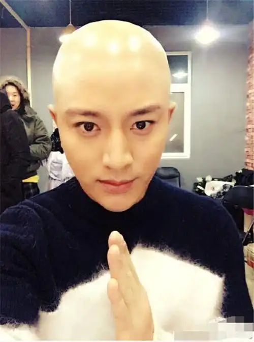 54岁李连杰光头吸睛,被指瘫痪,今身手矫健证明实力