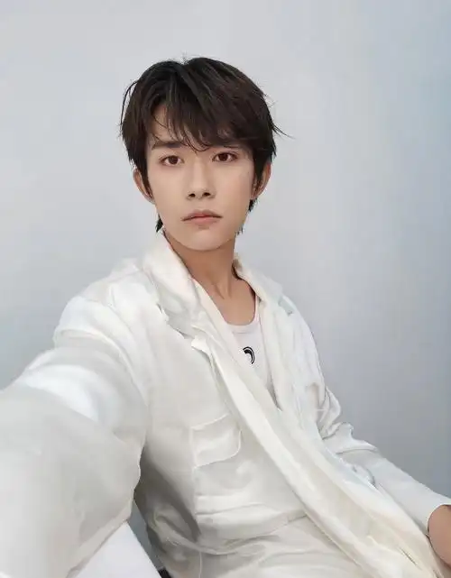 tfboys组合成员易烊千玺在社交平台上久违晒出最新自拍照,照片中,他