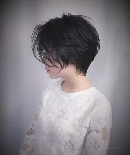 "30 款露耳超短发"_发型