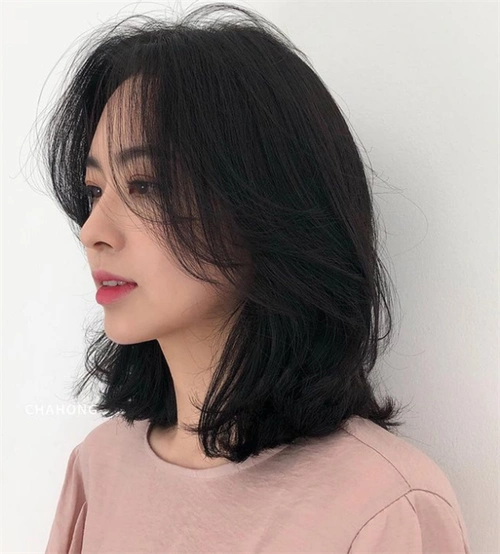 5.法式微卷锁骨中短发