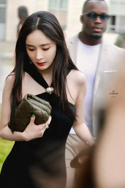 杨幂loewe罗意威全球品牌代言人##杨幂法国街头漫步##时装周还得 855