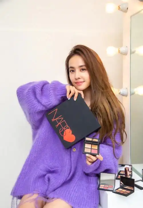 蔡依林保养得真好,拿紫色针织开衫当裙穿,配及腰长发少女感十足