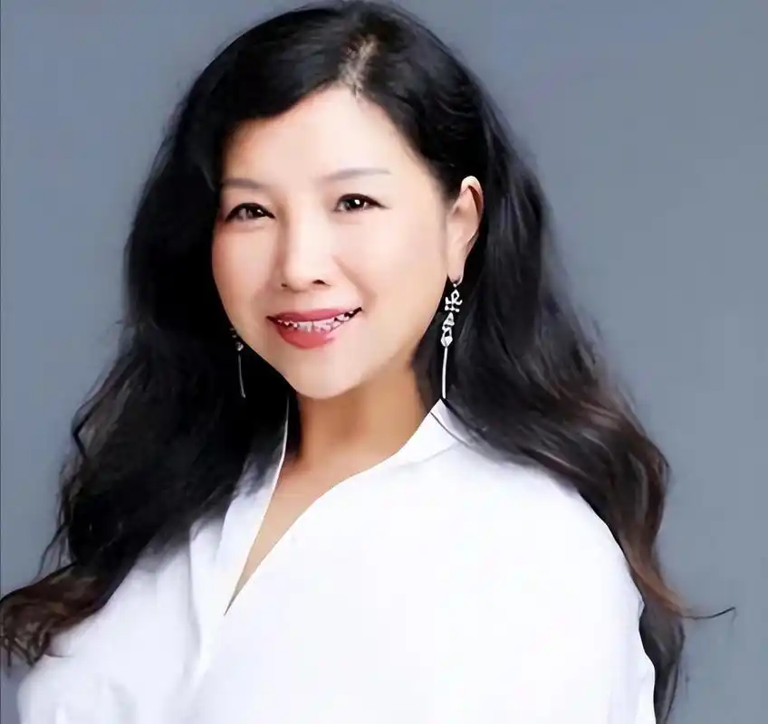 富豪丁健为娶央视主持,狠心抛妻弃子,前妻和现任竟成闺蜜!