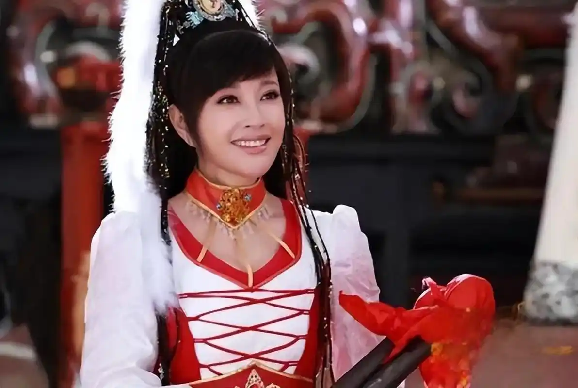 演艺之路的华丽转身 在近期热播的电视剧《承欢记》中,邓英以其温婉