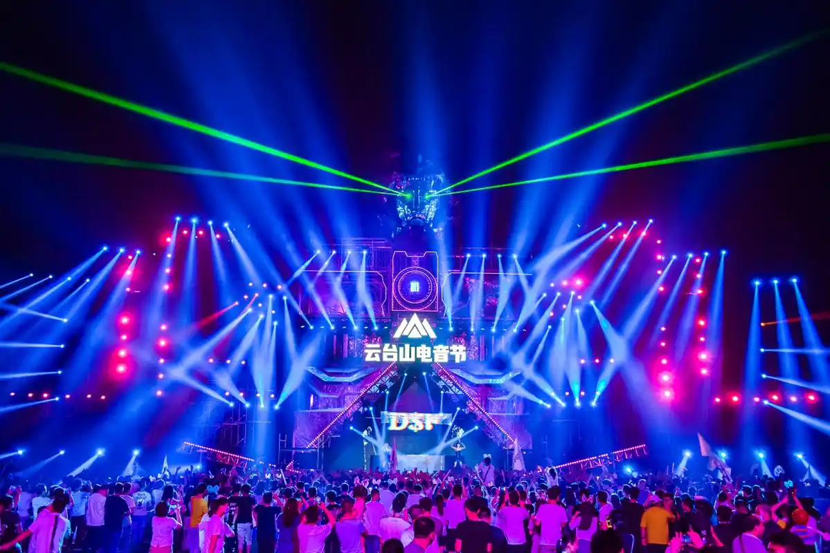 云台山电音节现场,成了年轻潮人的音乐盛宴.