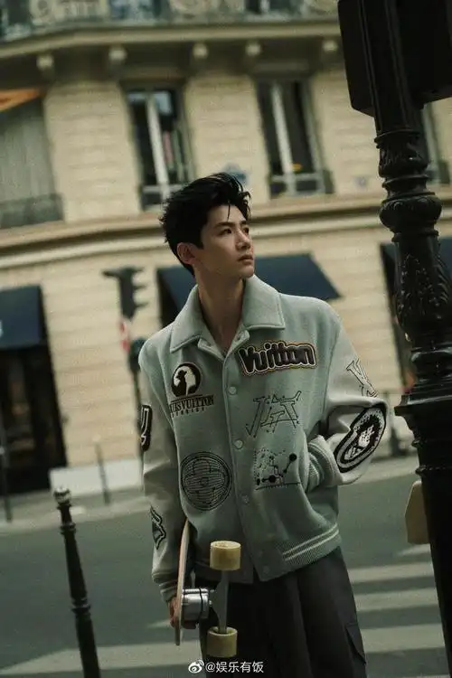 隔着屏幕都能感受到傍晚巴黎的浪漫气息……|巴黎|白敬亭|街拍_新浪