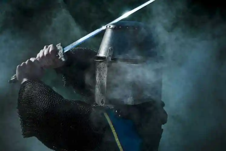 中世纪手拿长剑的骑士