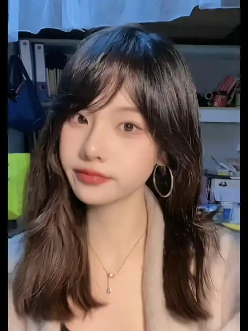 自己剪了斜刘海嘿嘿