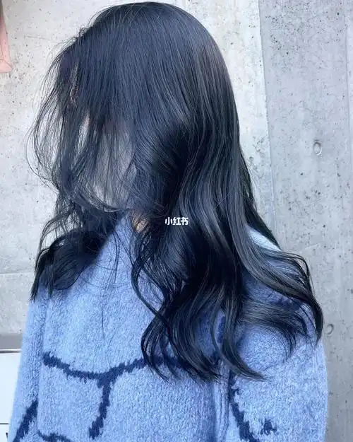 9595蓝黑色的头发在室内和室外所呈现出来的效果都是不一样的其实