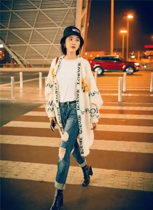 原创杨采钰机场穿搭真大胆露脐针织衫故意解开纽扣上v下a太显瘦