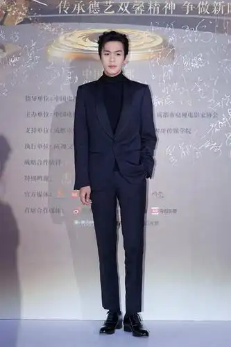 181身高的张若昀黑色打扮现身机场果然高个子更适合长款风衣