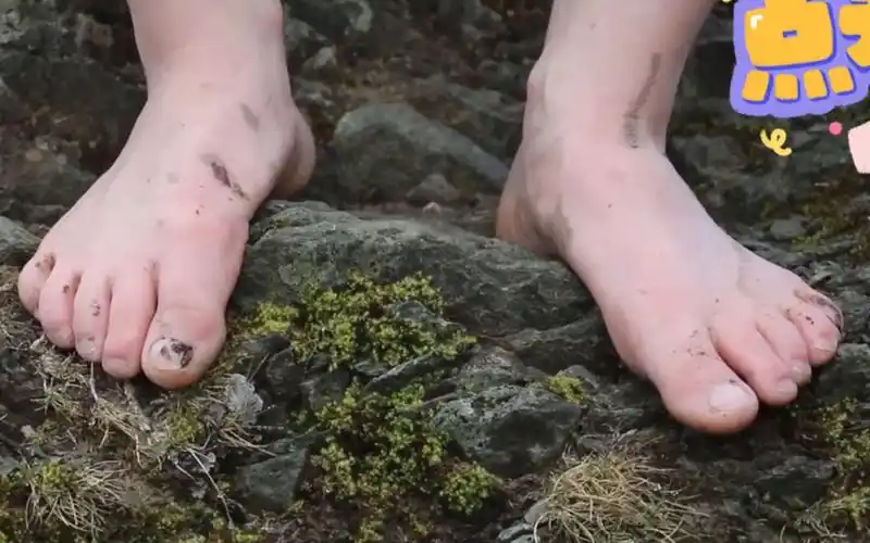 国外小姐姐挑战光脚爬山,光脚真的不怕穿鞋的-xsjs