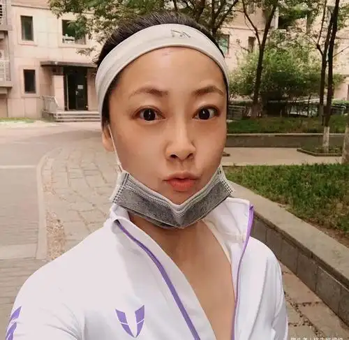 张卫健46岁妻子张茜素颜近照曝光!逆龄生长宛如少女,安心做富太