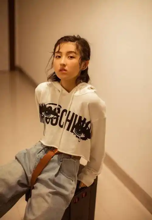 张子枫一件卫衣搭配牛仔裤,显高又显瘦,她剪的短发造型真时髦_个性