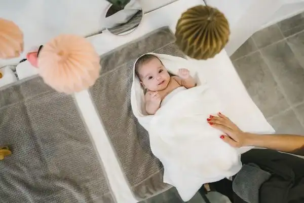 开心微笑好舒服 澳「最萌按摩」最小顾客只有出生2天