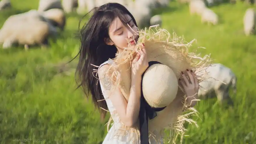 清新漂亮纹身女生酷到渣的图片-美女壁纸 - 壁纸之家