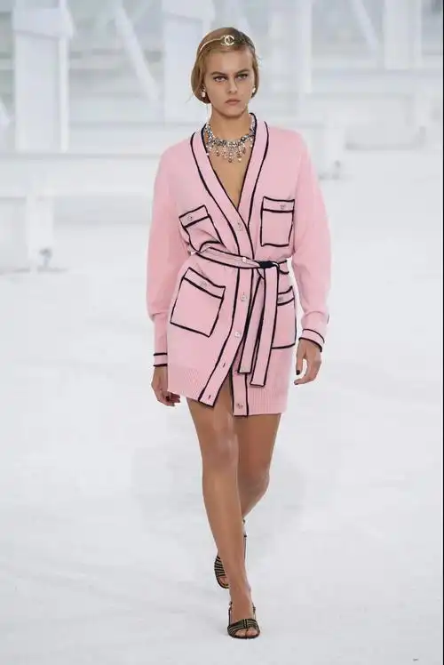 2021年夏季女装流行色 婴儿粉是本季最亮的趋势-服装流行色彩-cfw服装