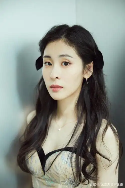 张碧晨 米白绣花裙 性感十足