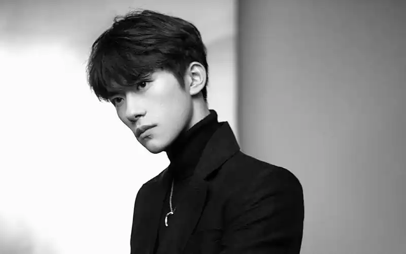 易烊千玺精致帅气写真桌面壁纸