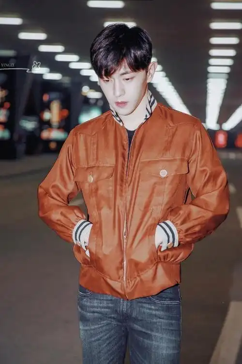 邓伦一袭立领夹克敞开衣襟飒爽帅气而风衣搭配墨镜展现高冷风