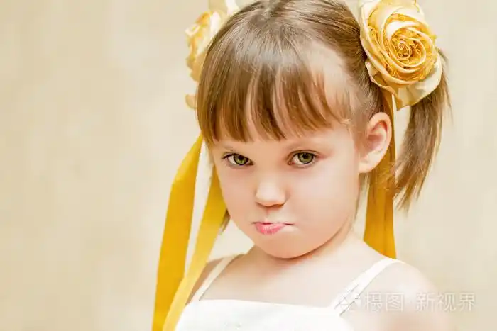 有噘嘴嘴唇的冒犯的女孩