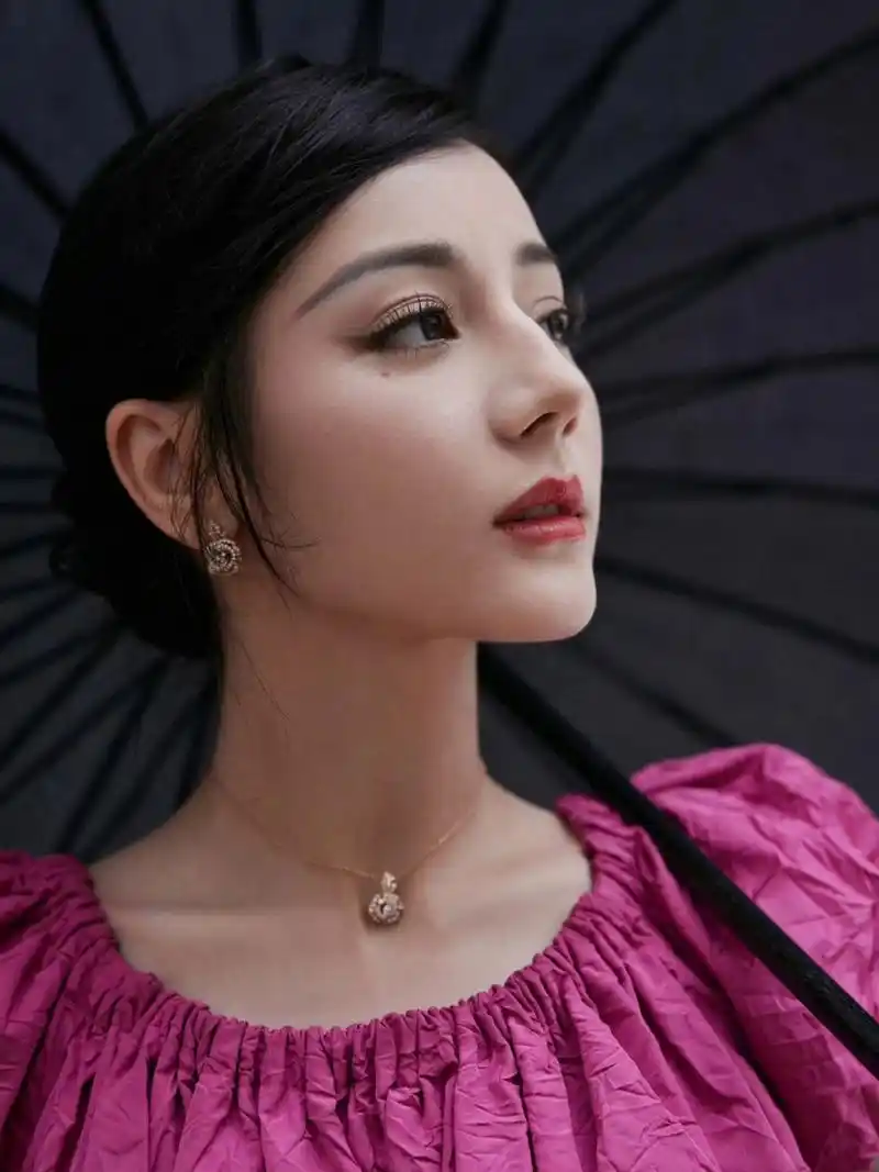 我一直觉得迪丽热巴是一位非常有气质的女明星,她的穿搭总是能够热怂