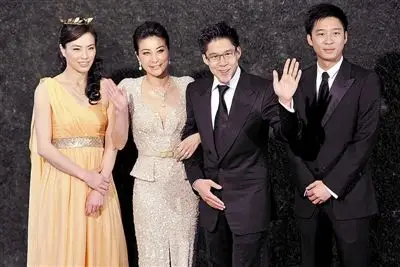 伴娘吴敏霞,郭晶晶,霍启刚,伴郎霍启山 新华社发