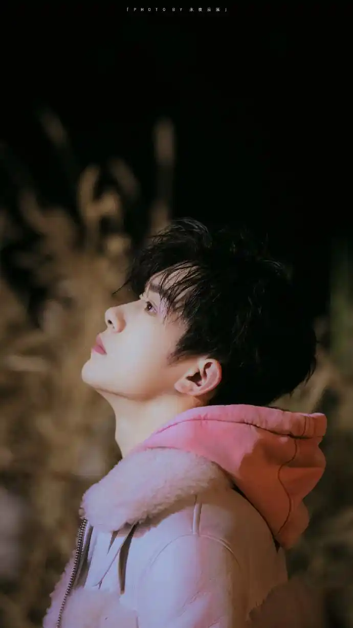 易烊千玺分享200920易烊千玺神仙美图九宫格来袭秋日少年温暖上线