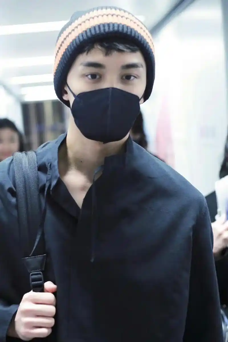 吴磊米兰机场街拍,全套穿搭均来自其代言品牌zegna,属实是合格代言人