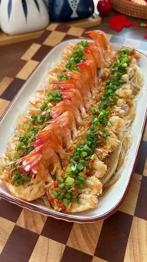 年夜饭做一道这样的蒜蓉蒸虾全家人夸你是大厨