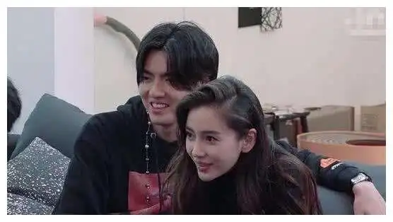 baby忘了镜头,谁注意她沙发上坐姿?吴亦凡把头转向一边