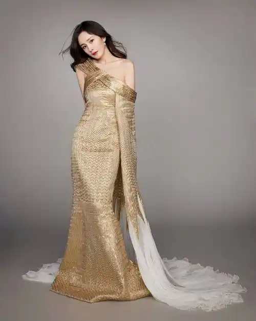 原创瞬间被惊艳到36岁杨幂香槟色长裙秀窈窕曲线露半边香肩有心机