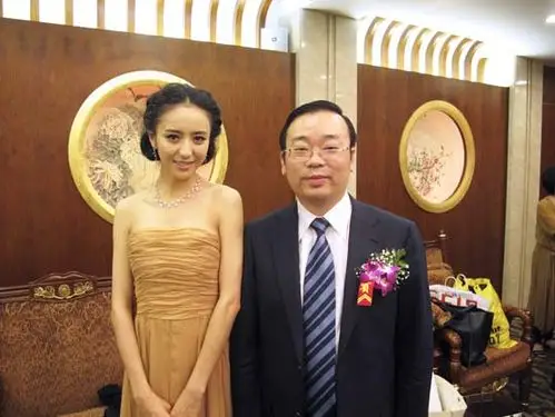 佟丽娅被评"爱心大使" 裸色礼服尽显灵动