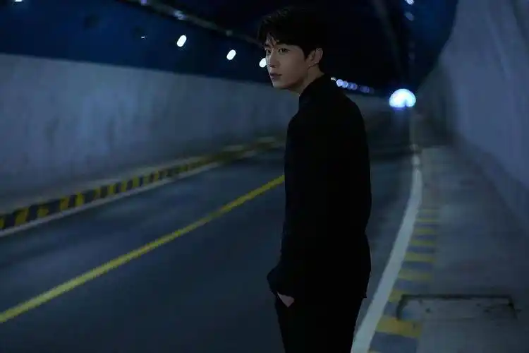 范丞丞纯黑挂锁装饰西装简约不失巧思地下通道大片氛围拉满