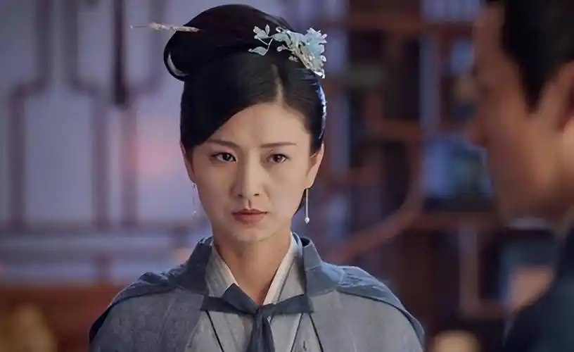 这是眉姐姐斓曦怎么觉得她突然就老了十几岁