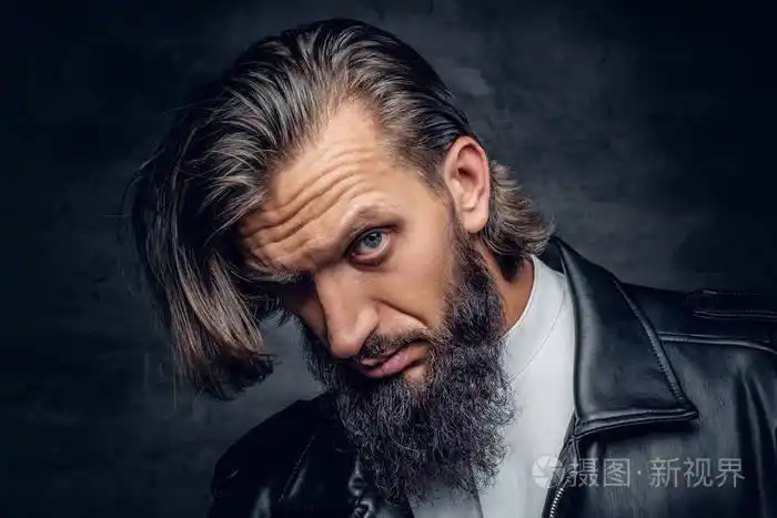 留着长头发的大胡子的男