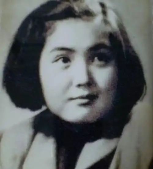 鲁园年轻的时候长得非常美,一双炯炯有神的大眼睛看上去非常精神,嘴巴