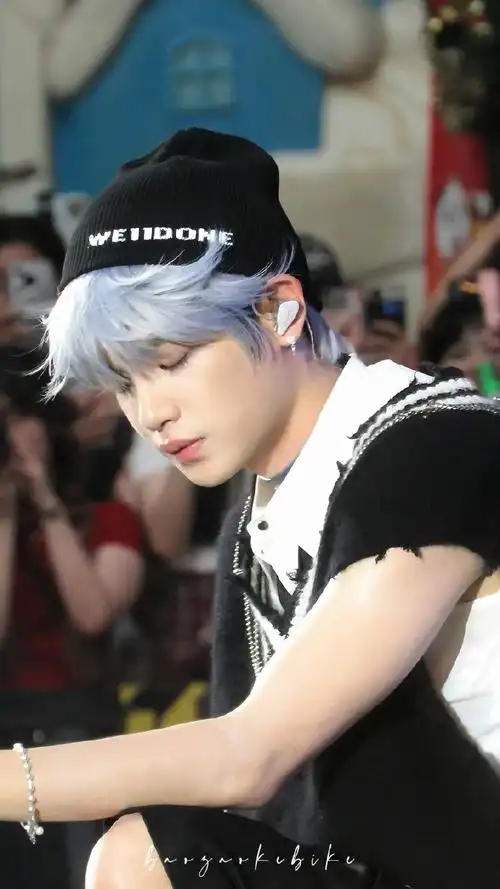 黄明昊雾霾蓝夏季限定发色##黄明昊罗蒙环球乐园