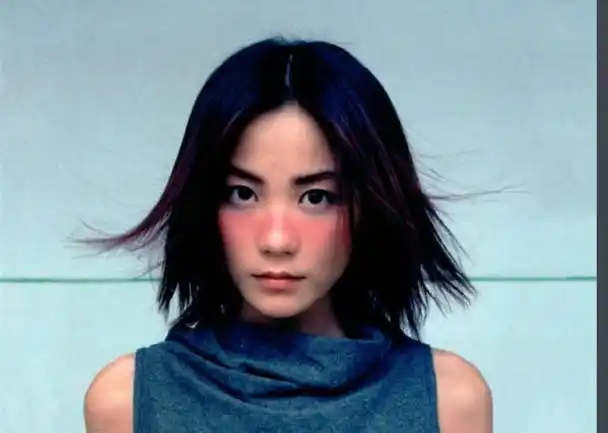 54岁王菲现状和女儿机场被偶遇素颜穿麻花毛衣看着像30岁