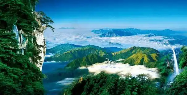 明月山风景名胜区位于江西省宜春市城西南31公里处,是一个以奇峰险壑