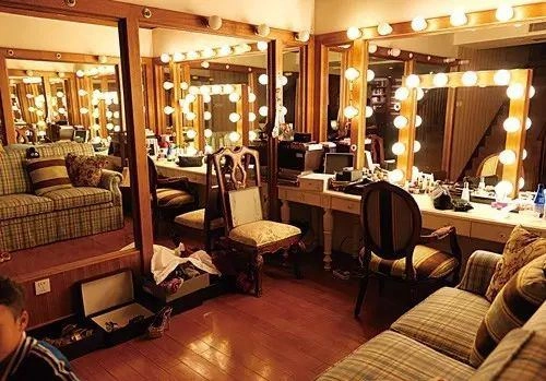 而不是非要用很亮的灯泡亮瞎双眼,毕竟化妆间不是审讯室