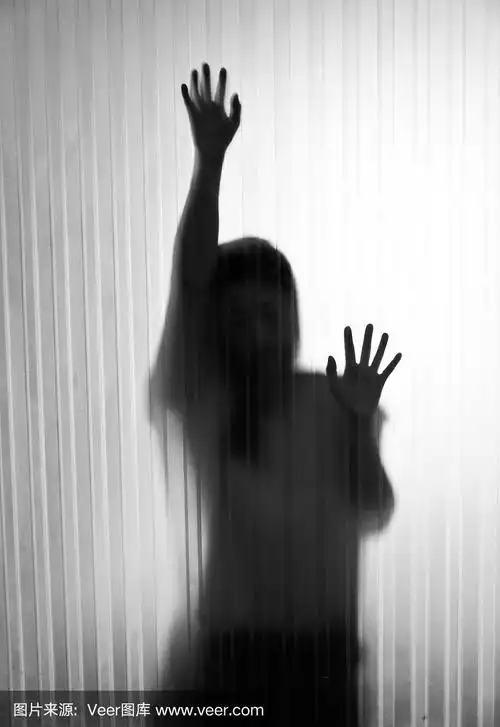 被困在磨砂玻璃后面的女人