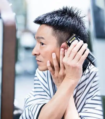 刘德华晒隔离期生活,素颜憔悴两鬓有白发,光脚跑步维持好身材