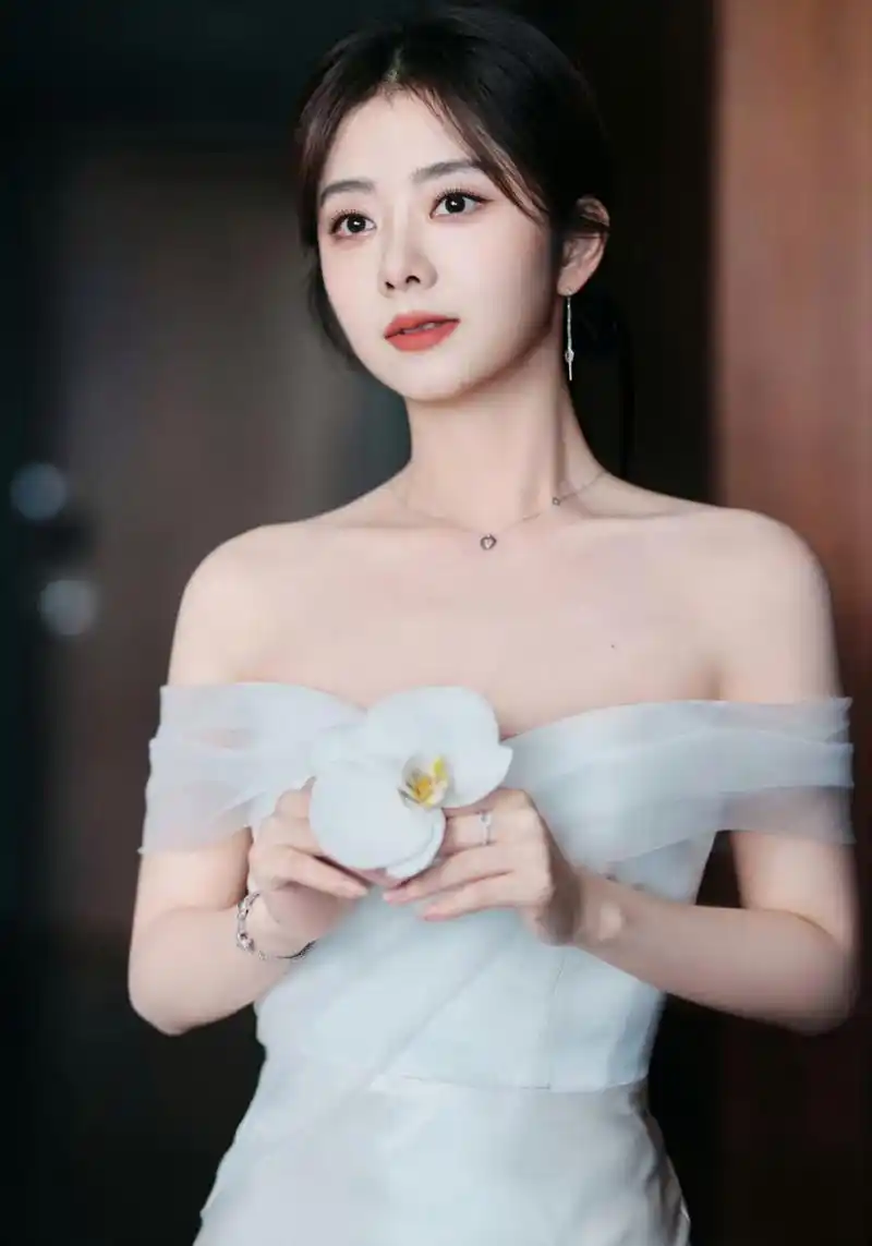 谭松韵白色缎面礼裙,一袭抹胸缎面丝绸白礼裙亮相,谭松韵看起来好优雅