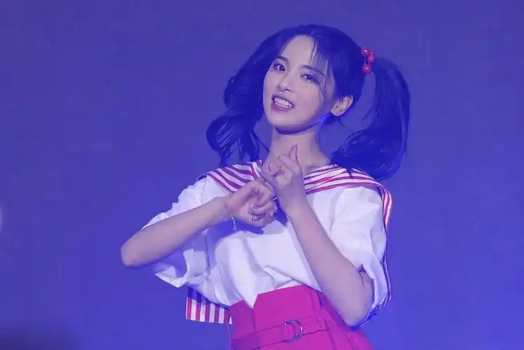 杨超越水手服双马尾饭拍图片