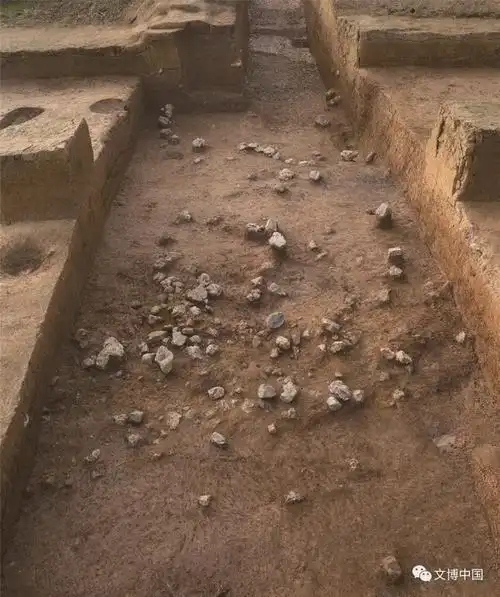 严家山遗址第5层下石块堆积新发现一批后石家河文化时期的玉器,坊富